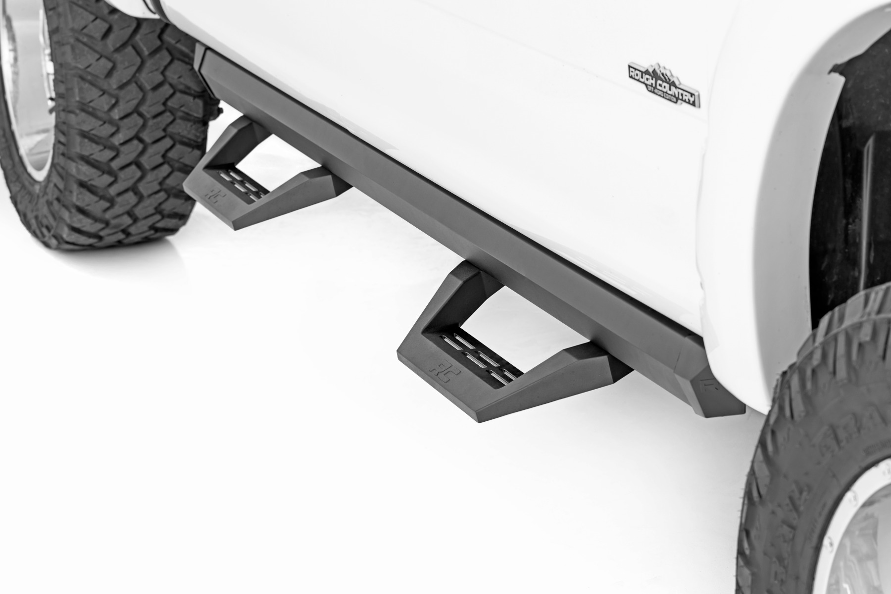 Rough Country SRX2 Adj Aluminum Step Crew Cab Ford F-150/Lightning/F-250/F-350/Raptor (15-26)